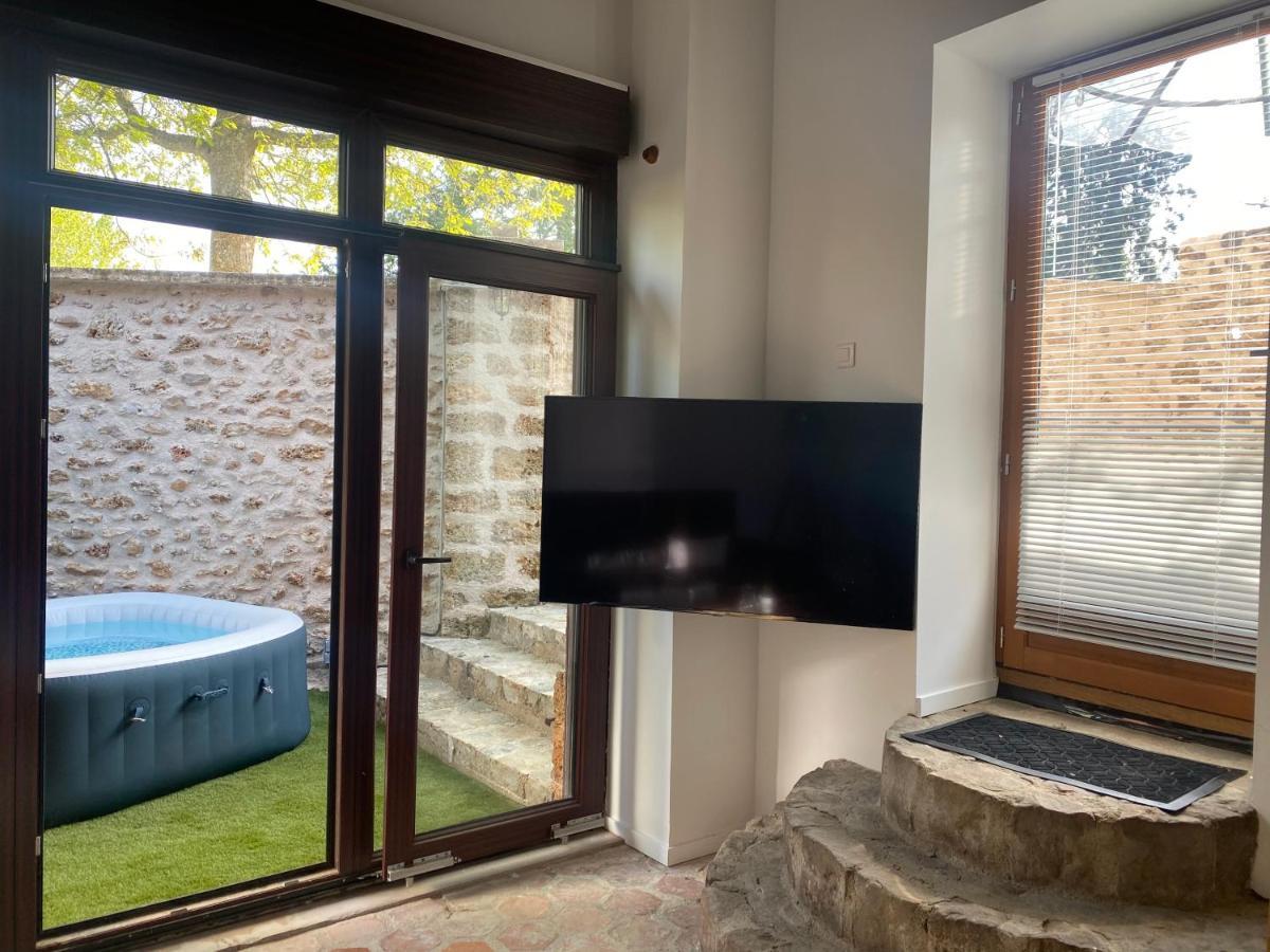 Studio duplex avec spa et cour privée Bonnelles Extérieur photo