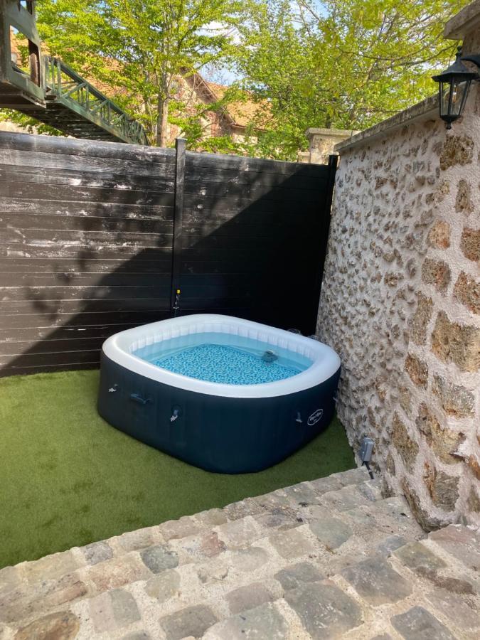 Studio duplex avec spa et cour privée Bonnelles Extérieur photo