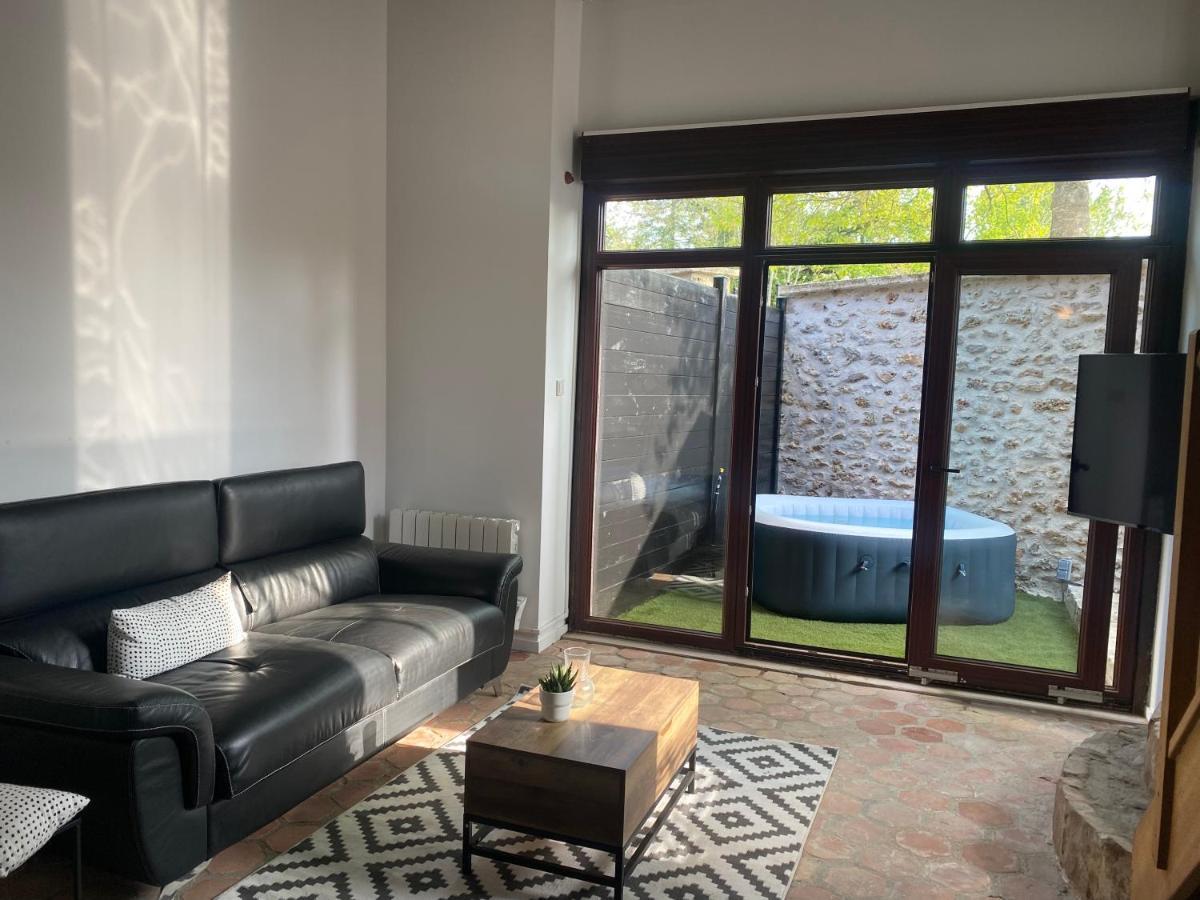 Studio duplex avec spa et cour privée Bonnelles Extérieur photo